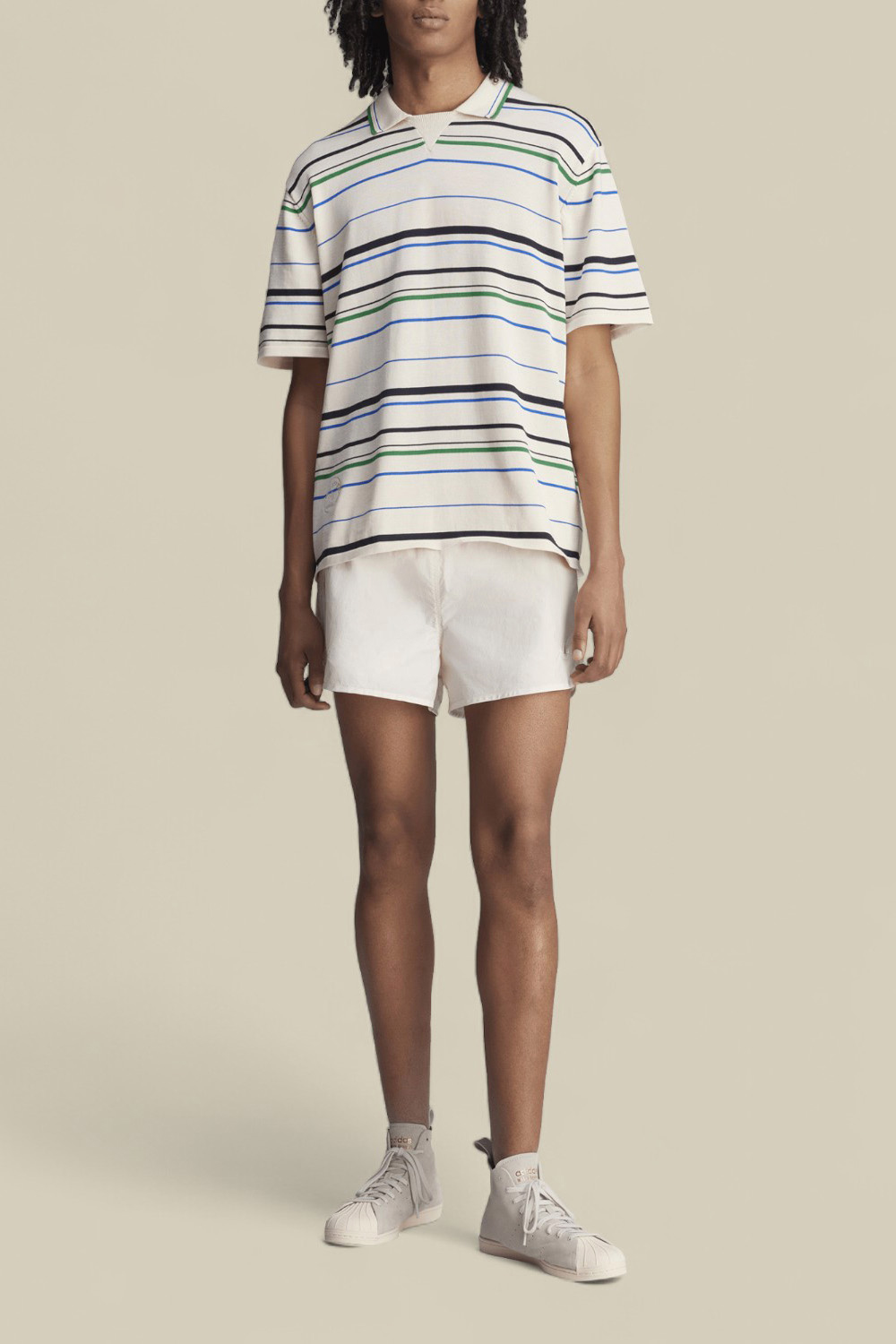 תמונת כל הלוק של אדידס X וולס בונר חולצת פולו